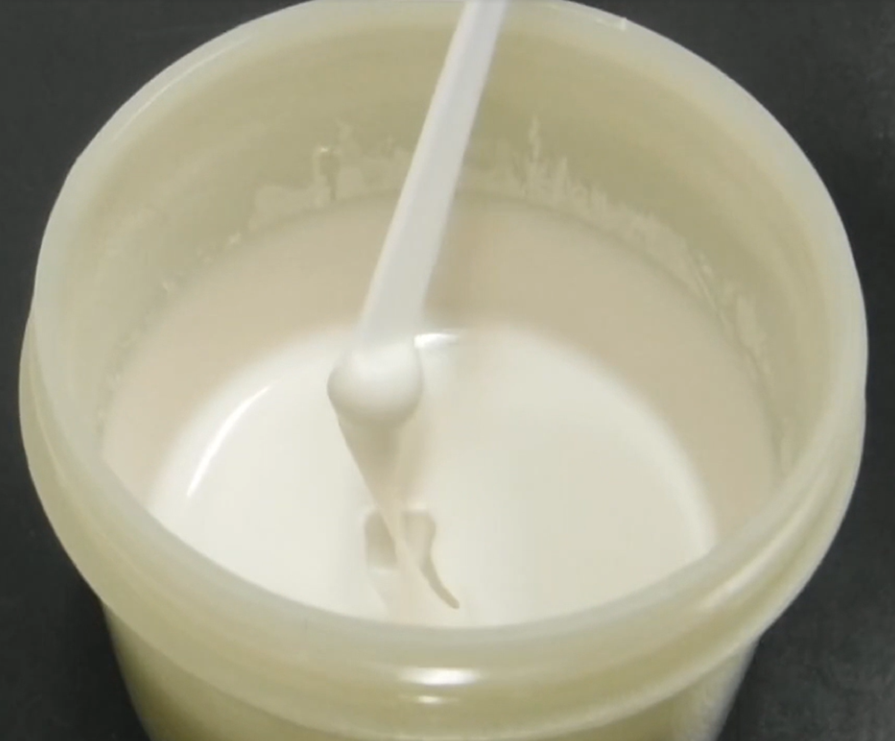 WTCRの主剤の外観は白色ペースト